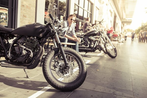 Moto Honda en la calle en un café de verano