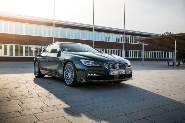 Schwarzes schönes BMW-Auto am braunen Gebäude