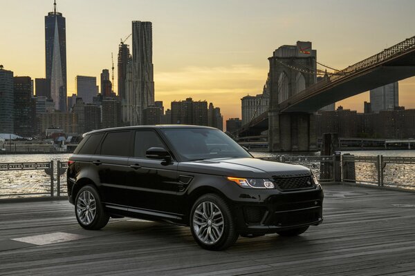 Der schwarze Range Rover steht an der Brücke