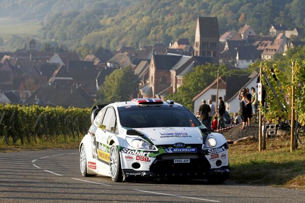 Voiture de rallye sur fond de ville