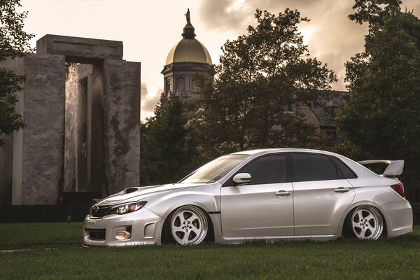 Subaru gris claro en el fondo del antiguo templo