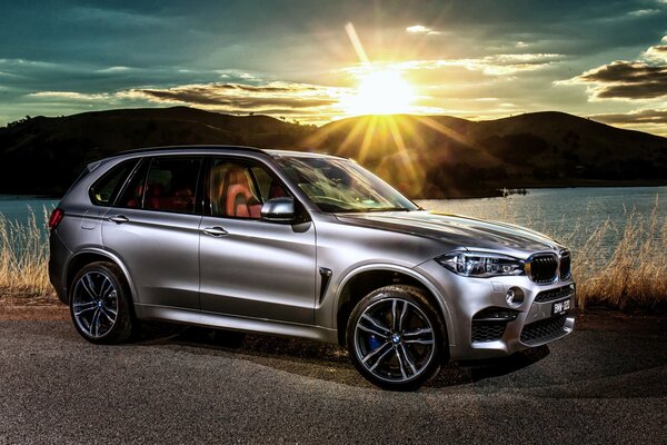 Grigio BMW sullo sfondo del tramonto, che bello