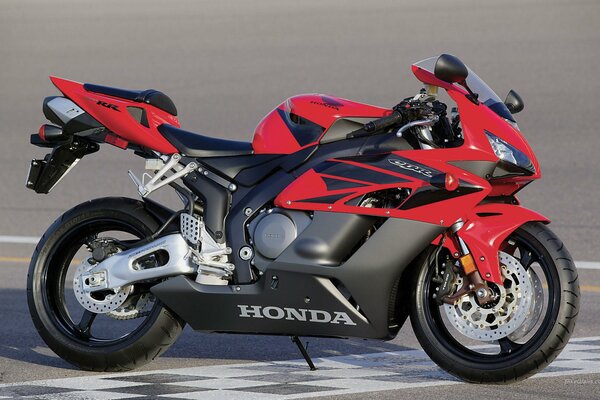 Czerwony motocykl honda sport cbr100 na torze