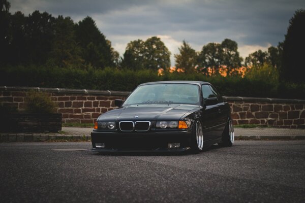 Oldtimer-BMW der dritten Reihe auf der Straße