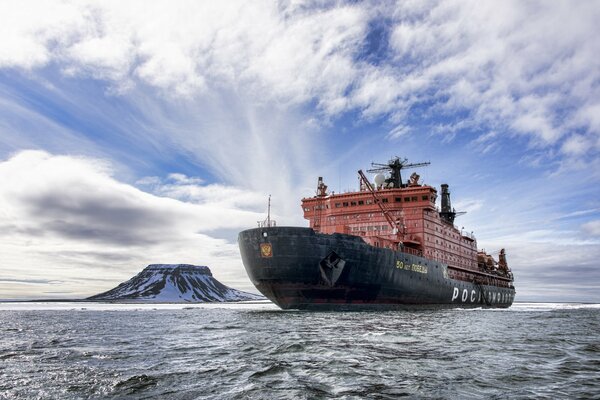 Brise-glace sur la surface de la mer