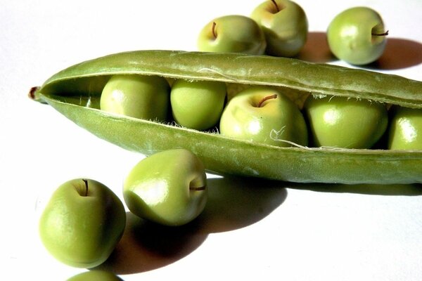 Vaina de guisantes verdes con manzanas