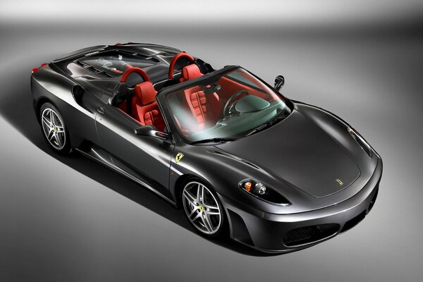 Ferrari f430 su sfondo grigio convertibile