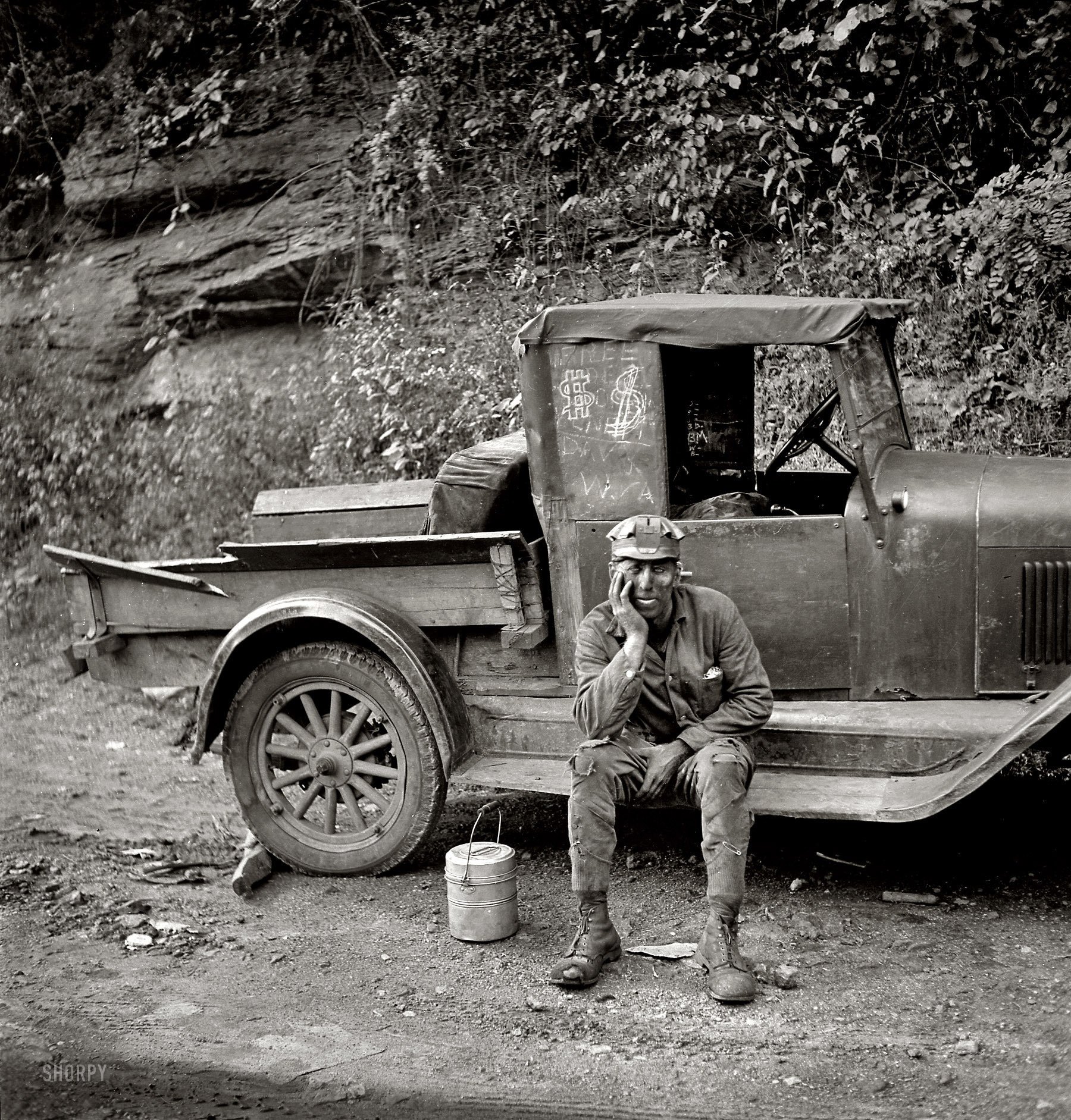 hombre trabajador descanso camión blanco y negro coches descanso camiones coches auto transporte blanco y negro