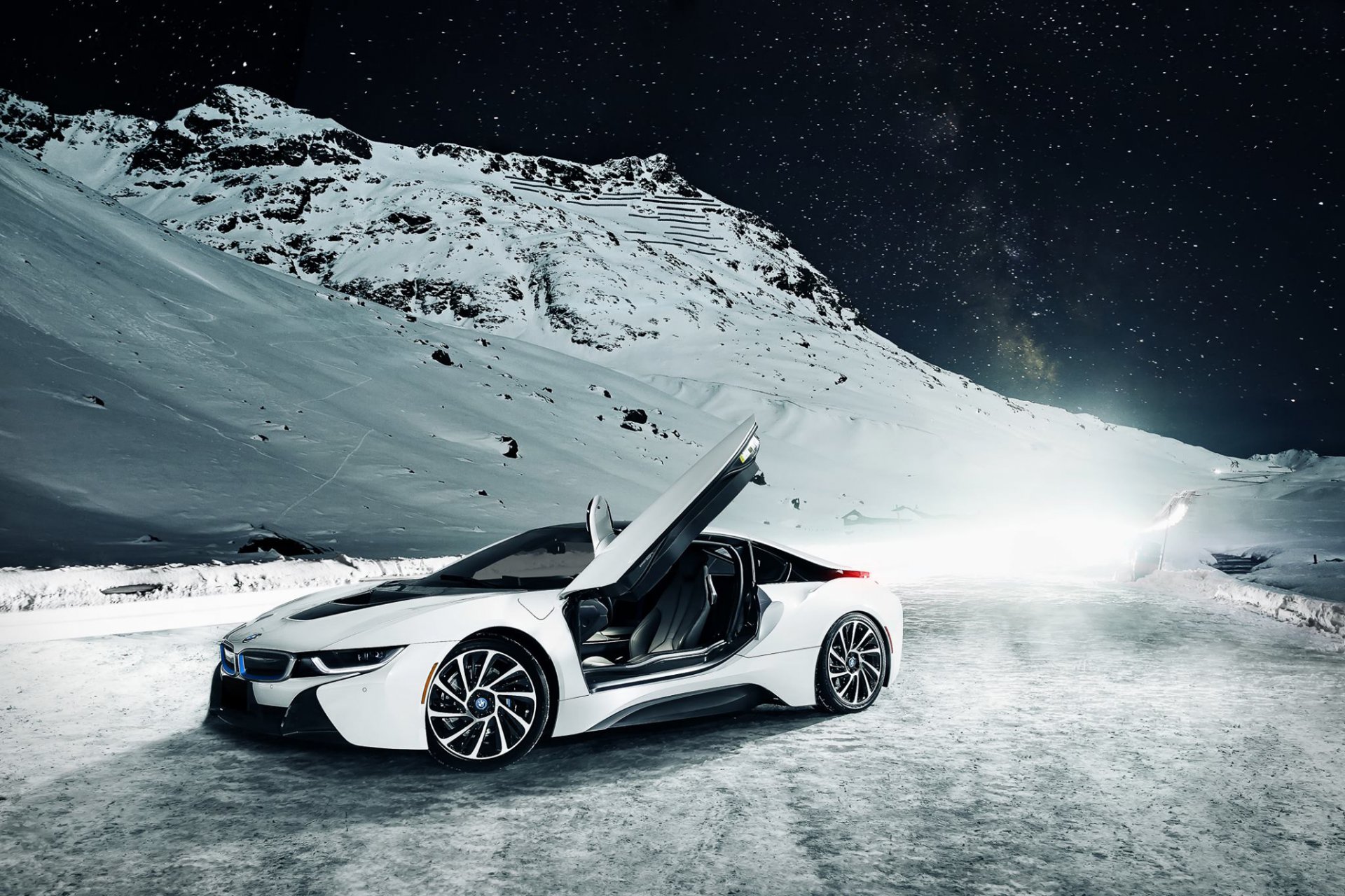 bmw i8 weiß berg schnee himmel licht nigth vorne