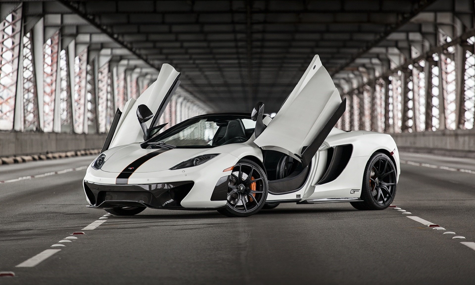 mclaren mp4-12c biały przednia oś brytyjska supersamochód