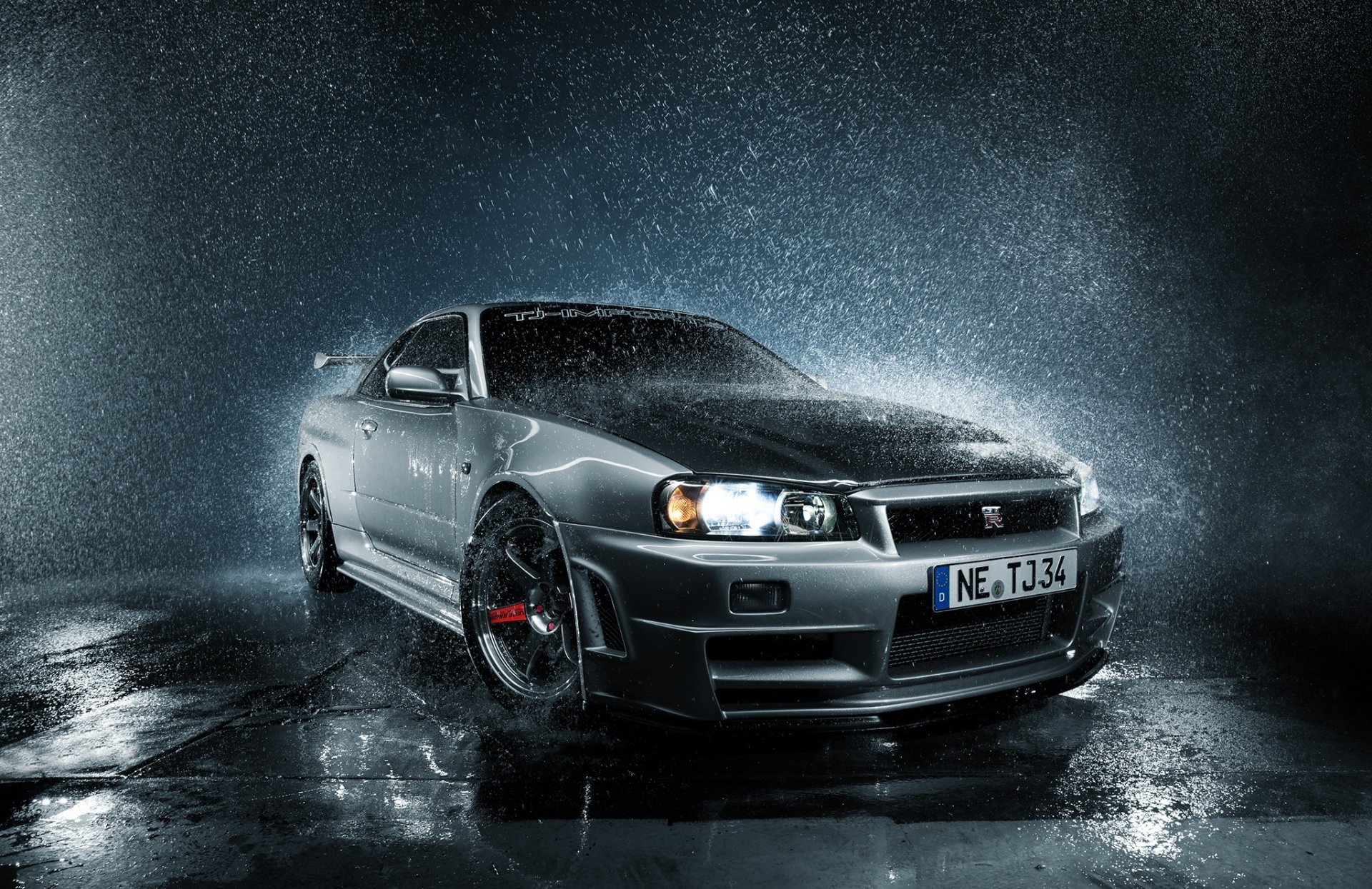 nissan orizzonte r34 gtr argenteo anteriore lupo goccioline d acqua