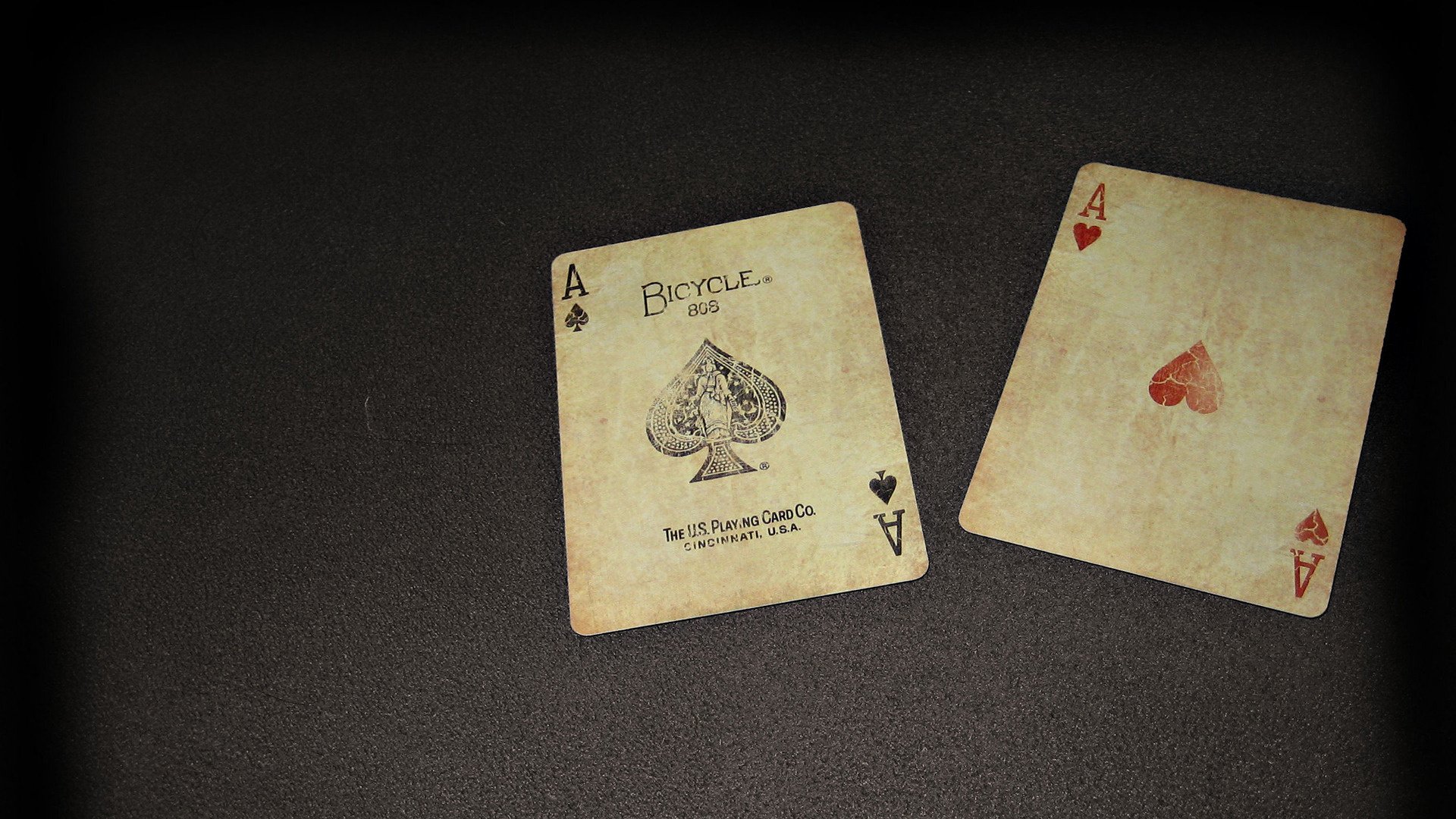 cartas picos y gusanos minimalismo simplicidad fondo oscuro juego as fondo negro juegos