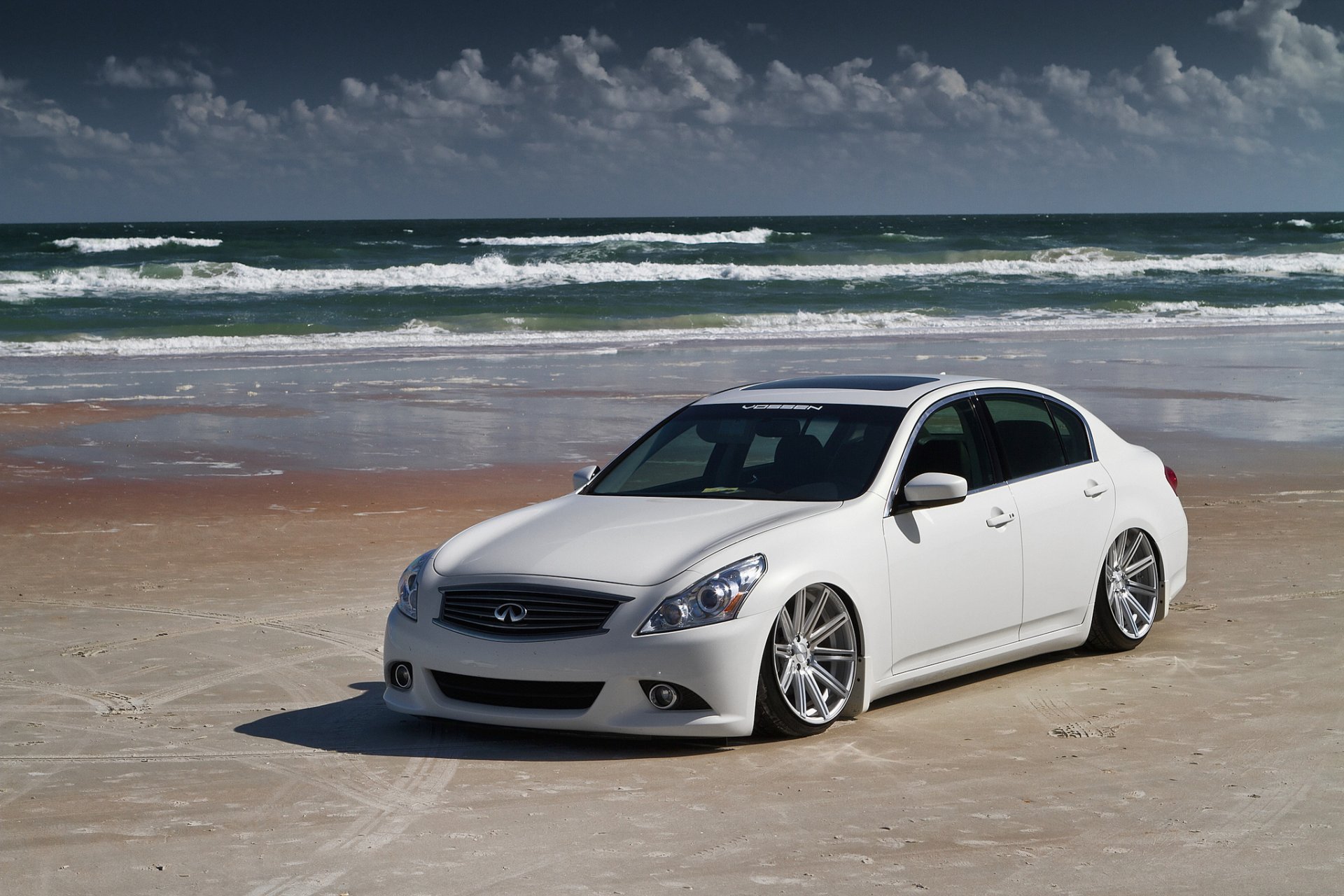 infiniti m37 bianco tuning infiniti bianco mare onde spiaggia