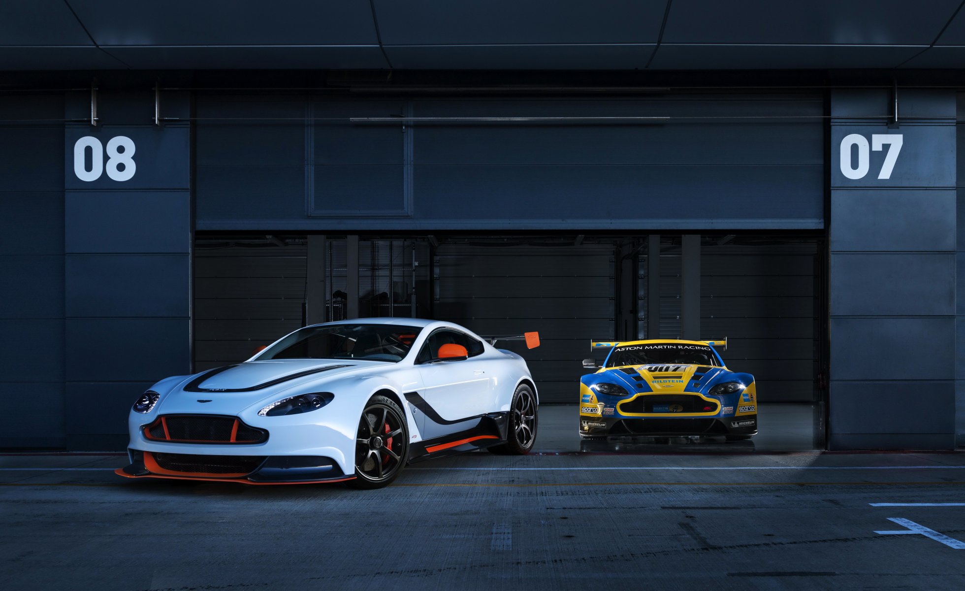 aston martin тюнинг 2015 г. vantage gt3 два автомобили фото