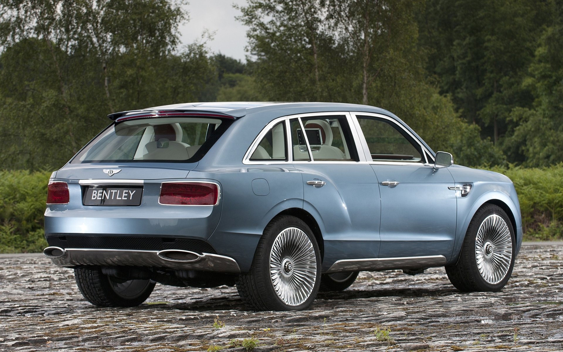 bentley exp 9 f concept bentley.concept jeep crossover vue arrière route arbres