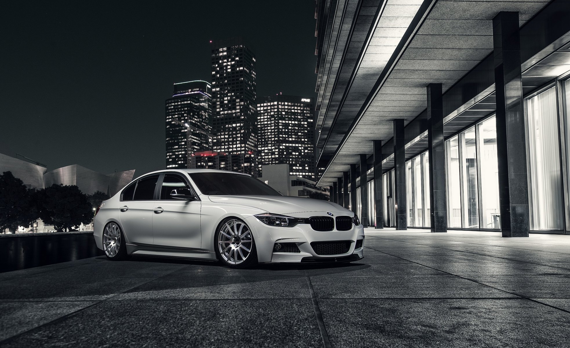 bmw 328i alpine weiß vmr räder stadt vorne nigth