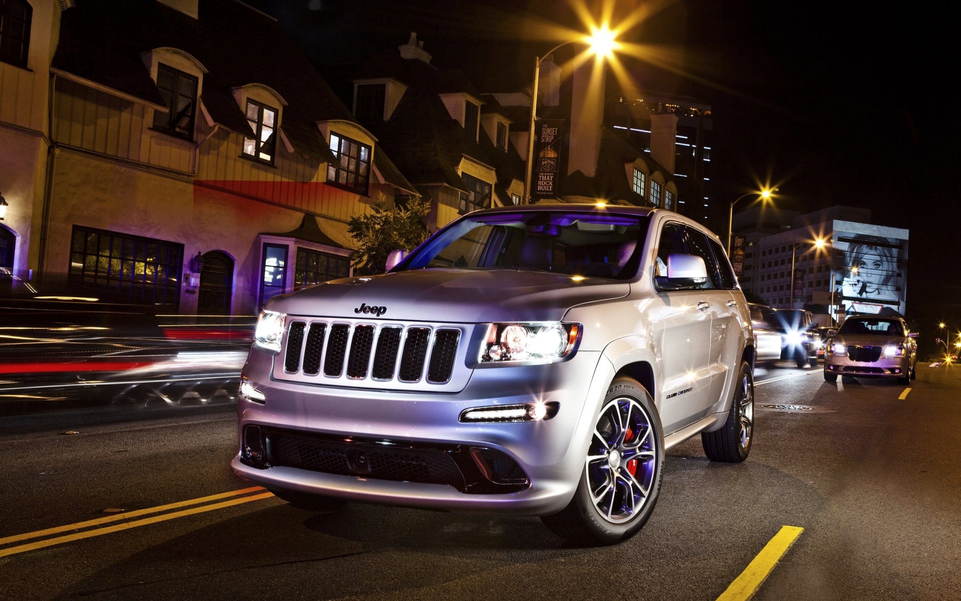 jeep cherokee srt8 ciudad noche negro frente coches