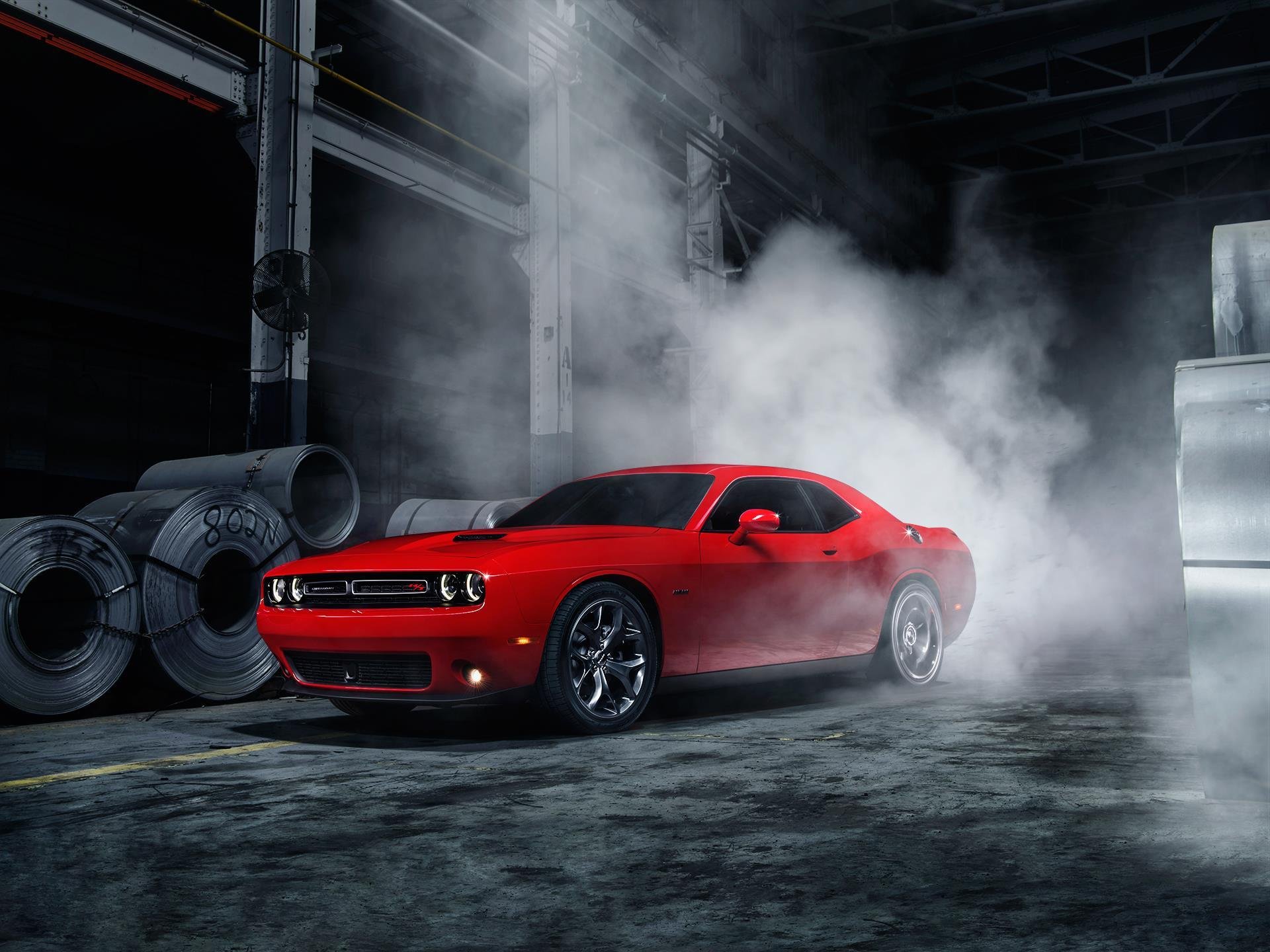 esquivar challenger americano músculo coche humo rojo frente luz