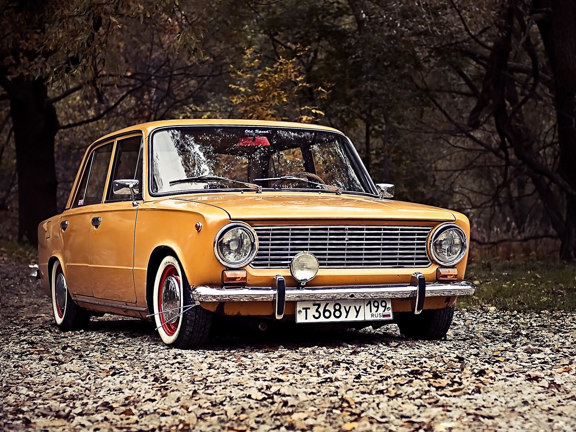 vasen lada 2101 tuning auto räder straße blätter hintergrund penny retro herbst laub inländisches auto park gelbes auto auto pkw transport kraftfahrzeuge