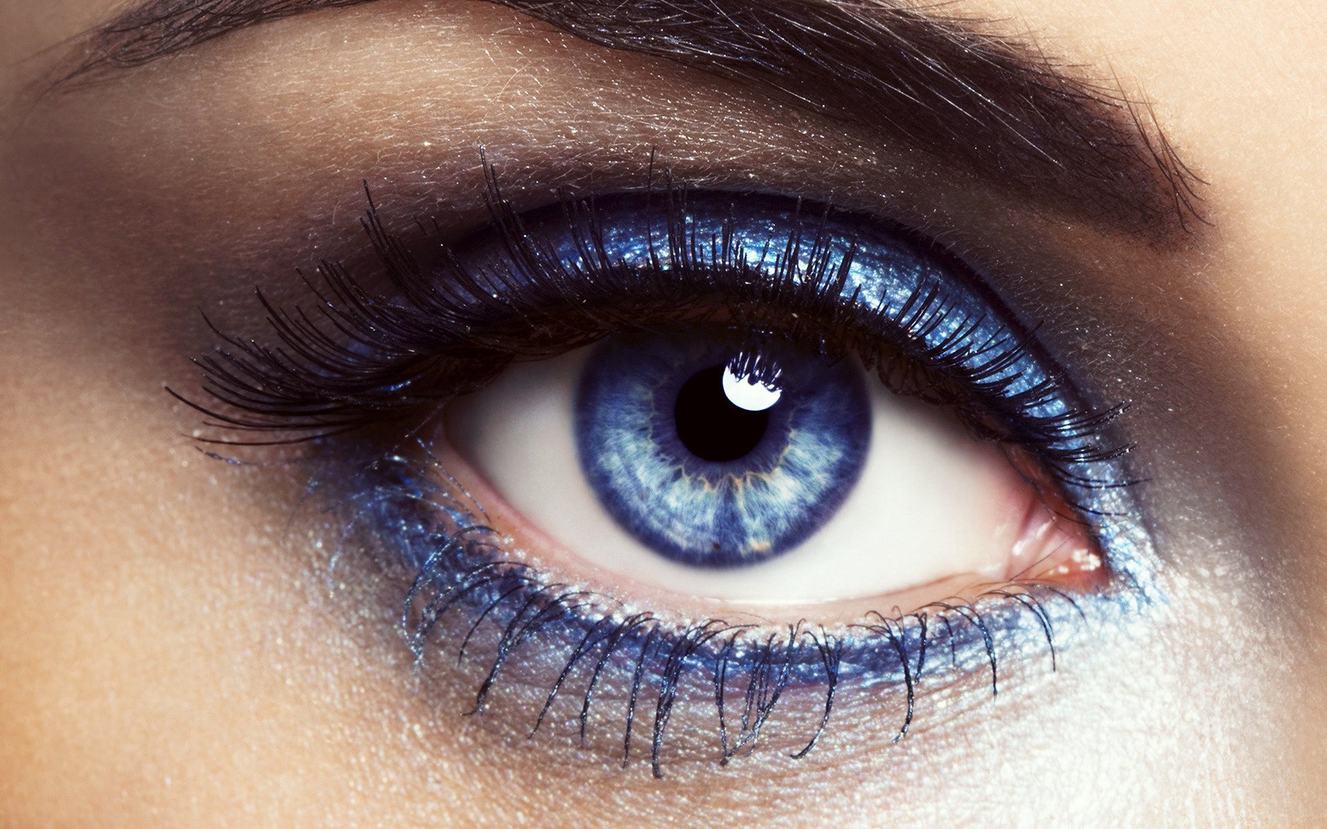 oeil bleu cils mascara sourcil regard maquillage femelle gros plan