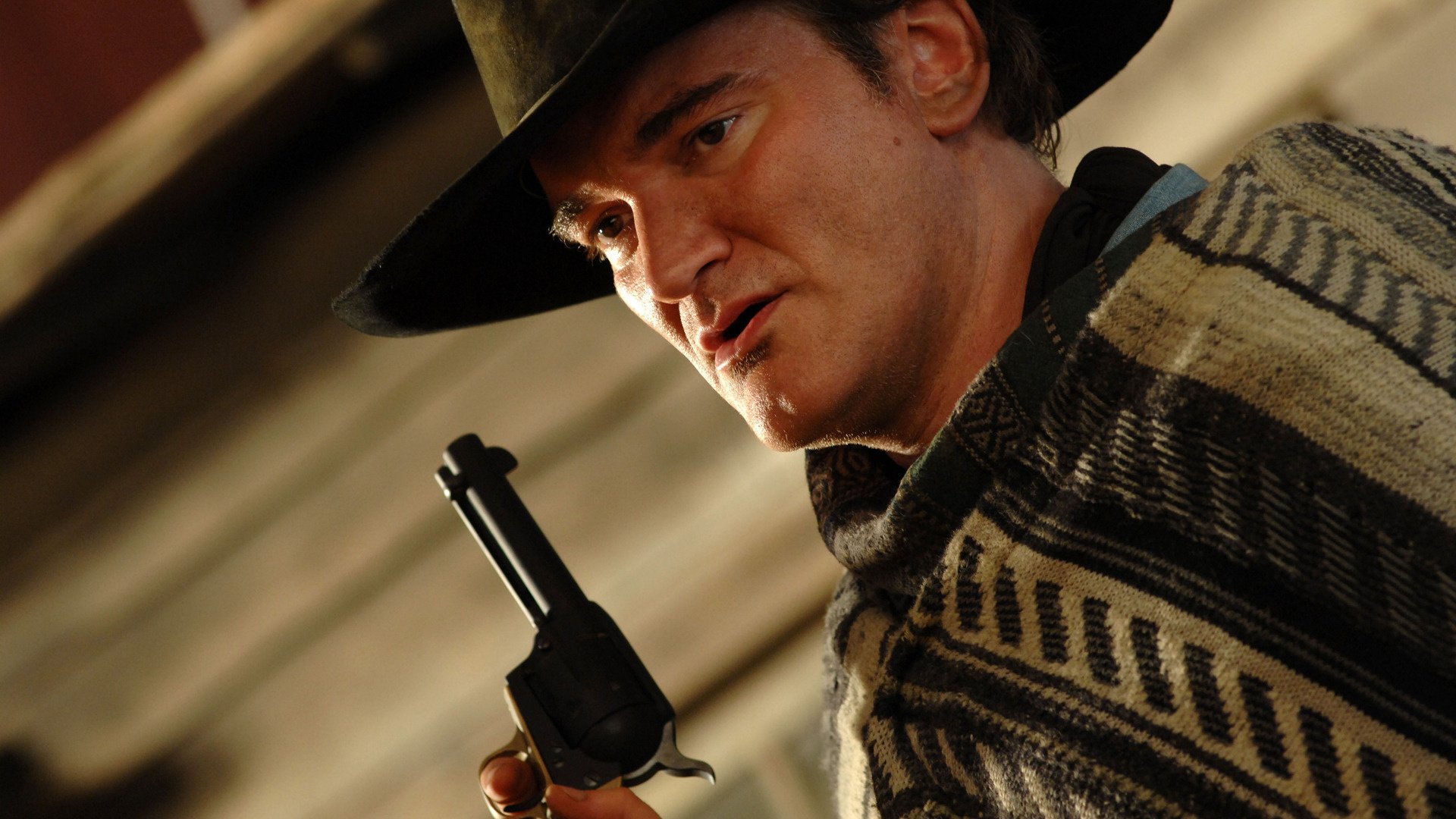 quentin tarantino quentin tarantino reżyser aktor spojrzenie portret aktorzy filmowi kapelusz broń rewolwer obraz rola oczy twarz strzelec