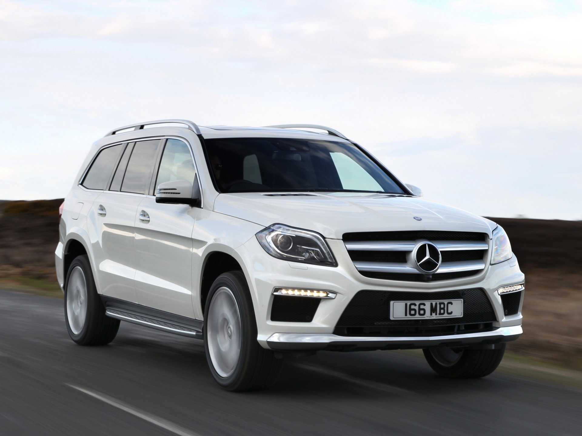 mercedes-benz gl 350 bluetec amg pack sport route auto en mouvement