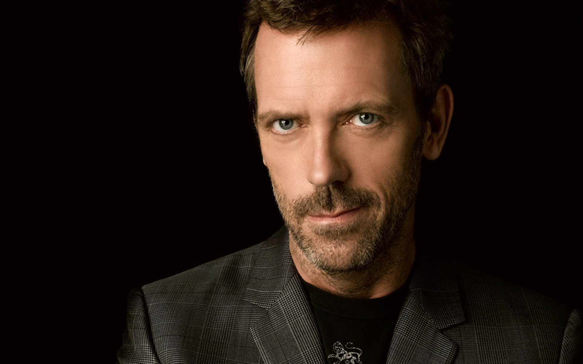 hugh laurie mirada retrato actores de cine doctor casa sin afeitar fondo negro chaqueta ojos cara