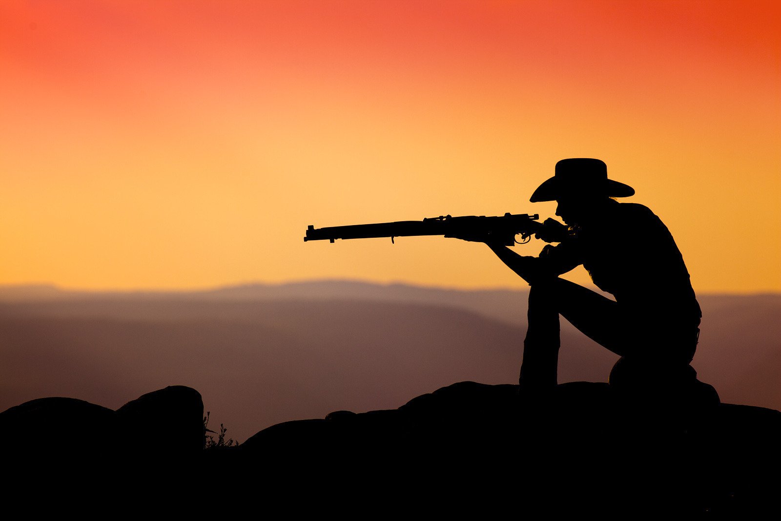 gewehr anfield cowboy sonnenuntergang berg höhe berge ansicht hut stein schütze