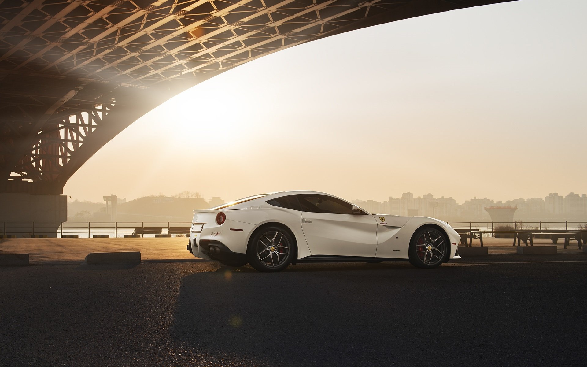 ferrari f12 berlinetta weiß supersportwagen sonne brücke stadt hinten