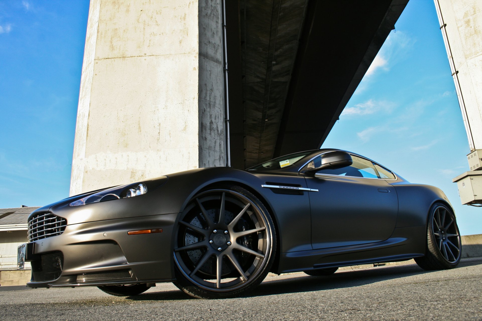 aston martin dbs матовый черный дбм матовый вид спереди колоны