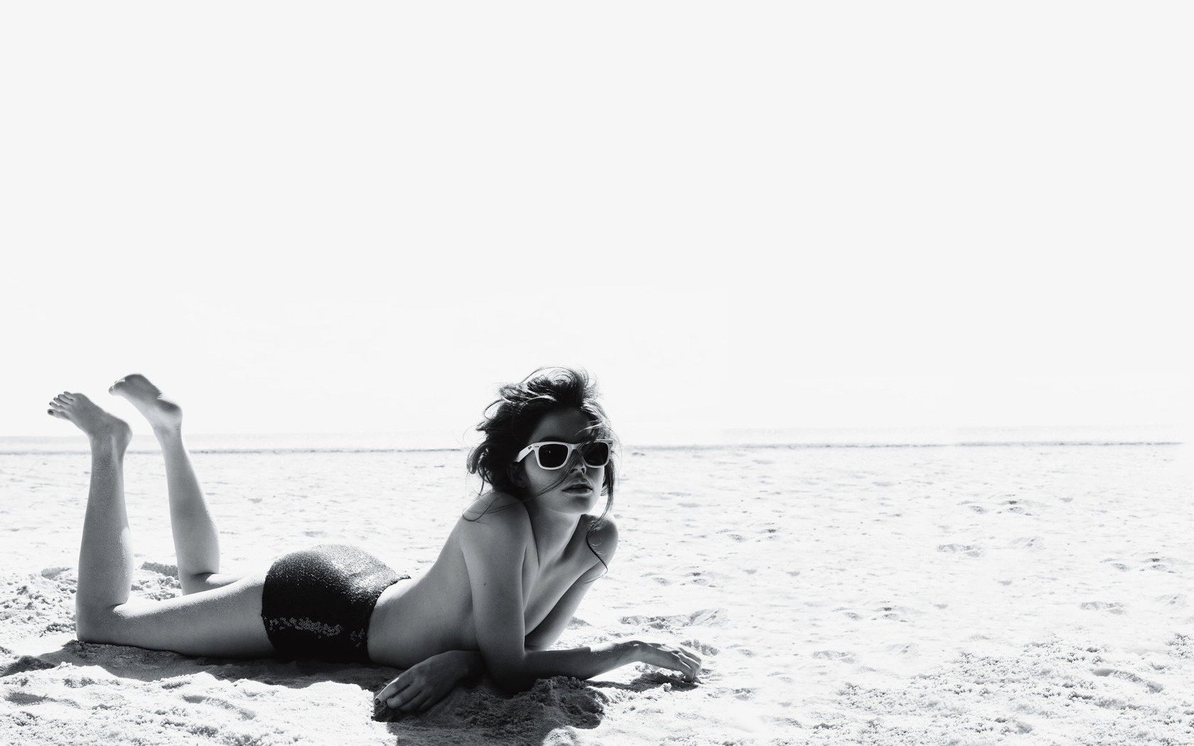 noir et blanc fille plage lunettes côte été loisirs femmes