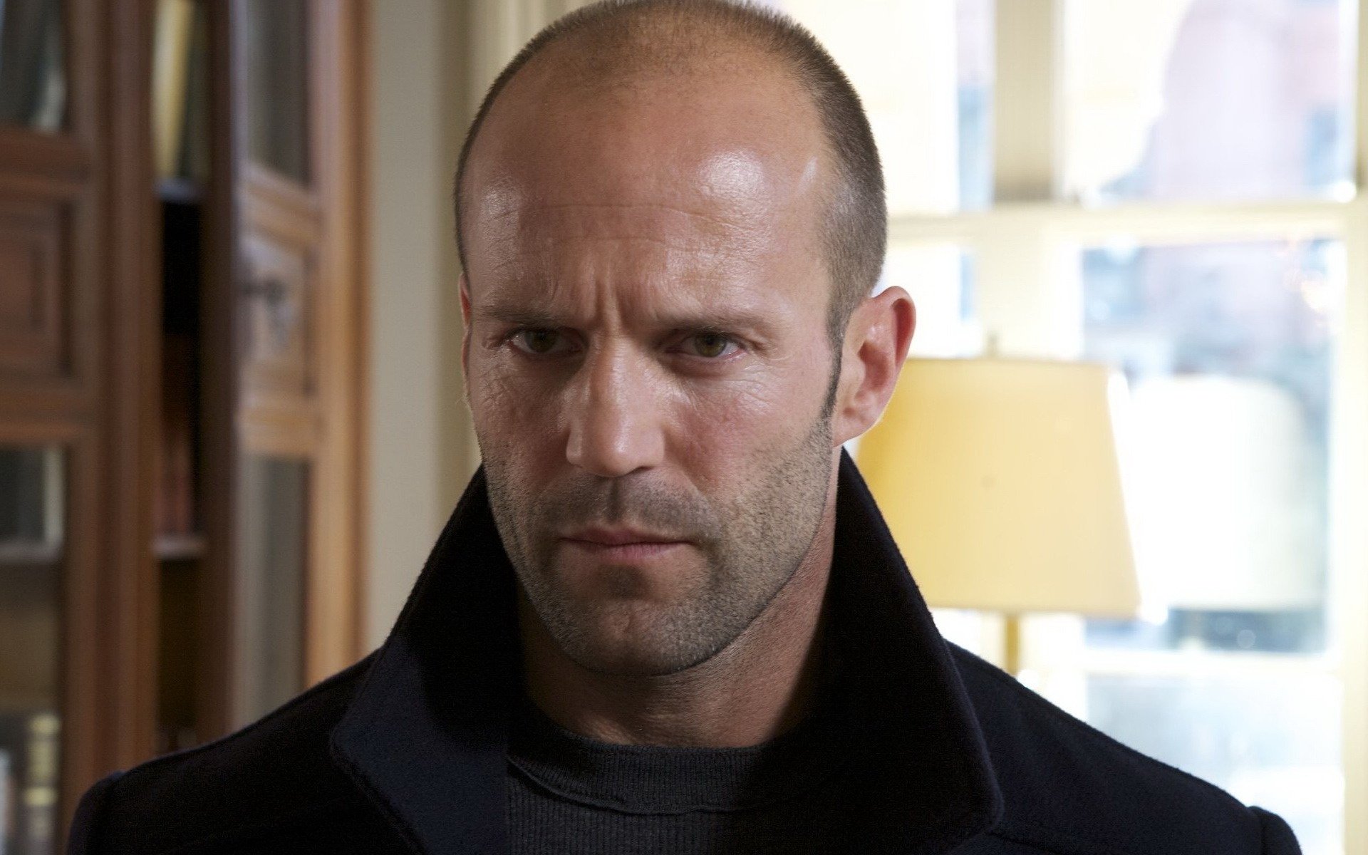 filmstar mechaniker jason statham aussehen schauspieler stern held kämpfer porträt filmschauspieler augen gesicht filme kino