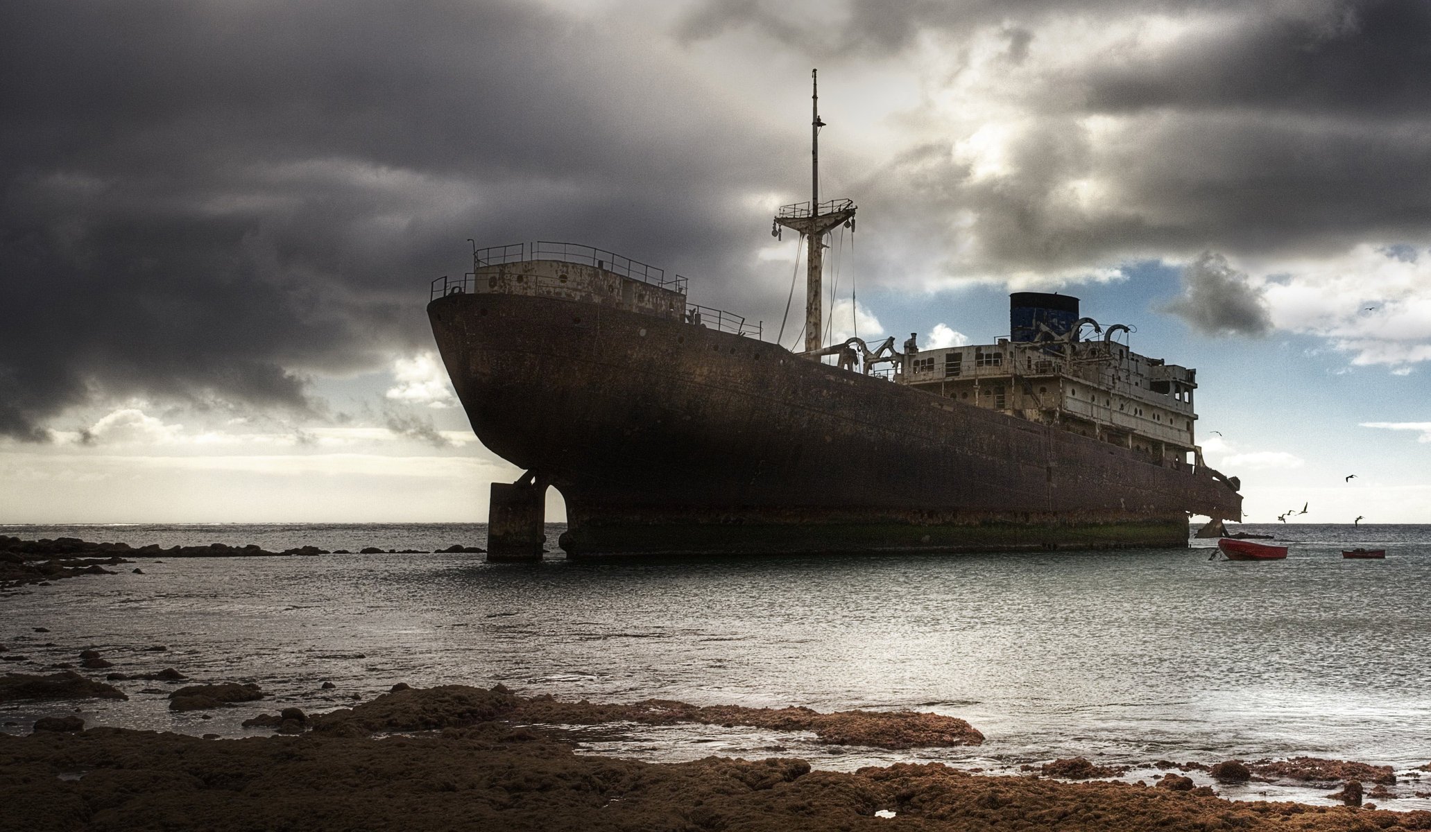 schiff schiff ozean wasser wrack katastrophe transport wolken bewölkt abend