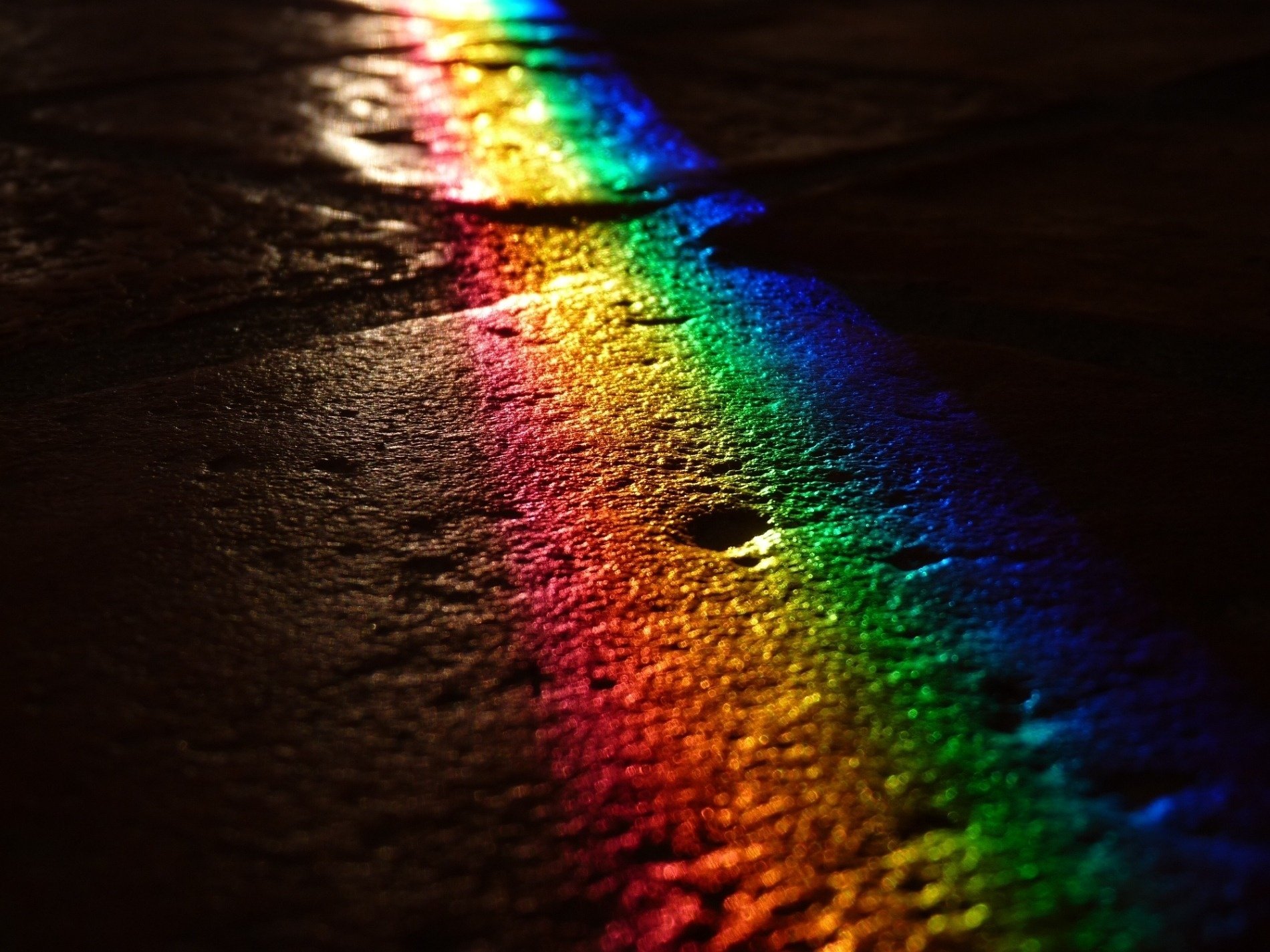 notte strada pavimentazione luce colori arcobaleno macchie di colore