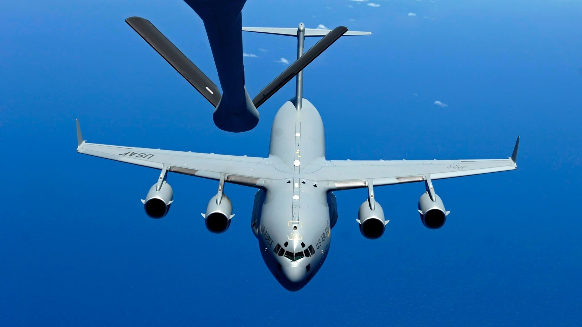 c-17 refueling military plane