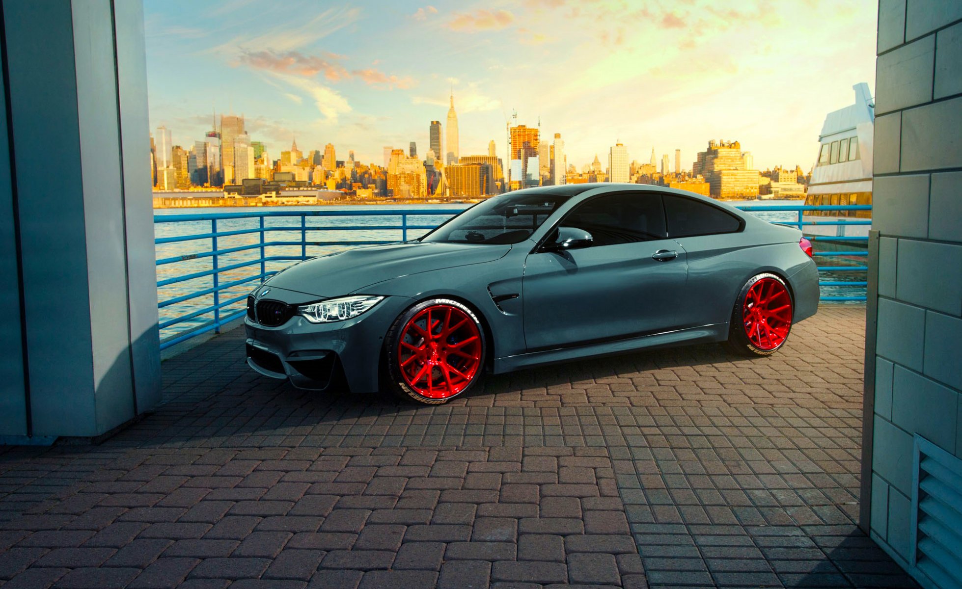 bmw f82 m4 coupe vossen koła vps-306 miasto zachód słońca przód samochodu