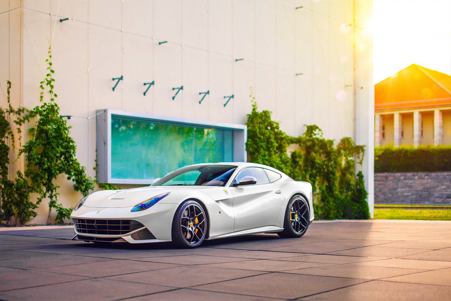 ferrari f12 berlinetta weiß sport auto supersportwagen räder sonne licht macht vorne