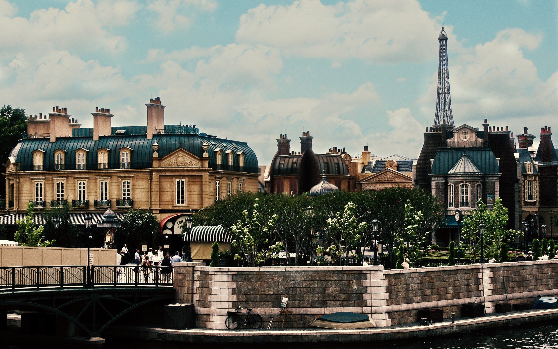 ciudad casas edificios calles parques árboles terraplén personas francia france parís paris cielo nubes torre eiffel arquitectura torres