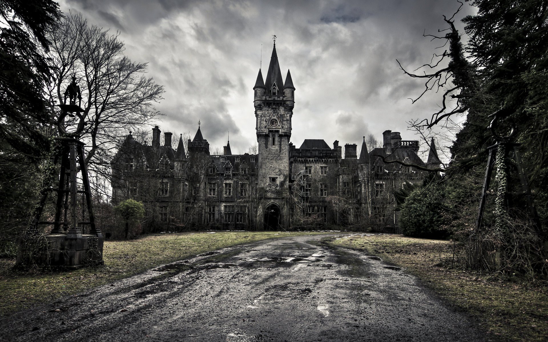 schloss castle of decay düster architektur gebäude wolken himmel grau gebäude alte zeit bäume