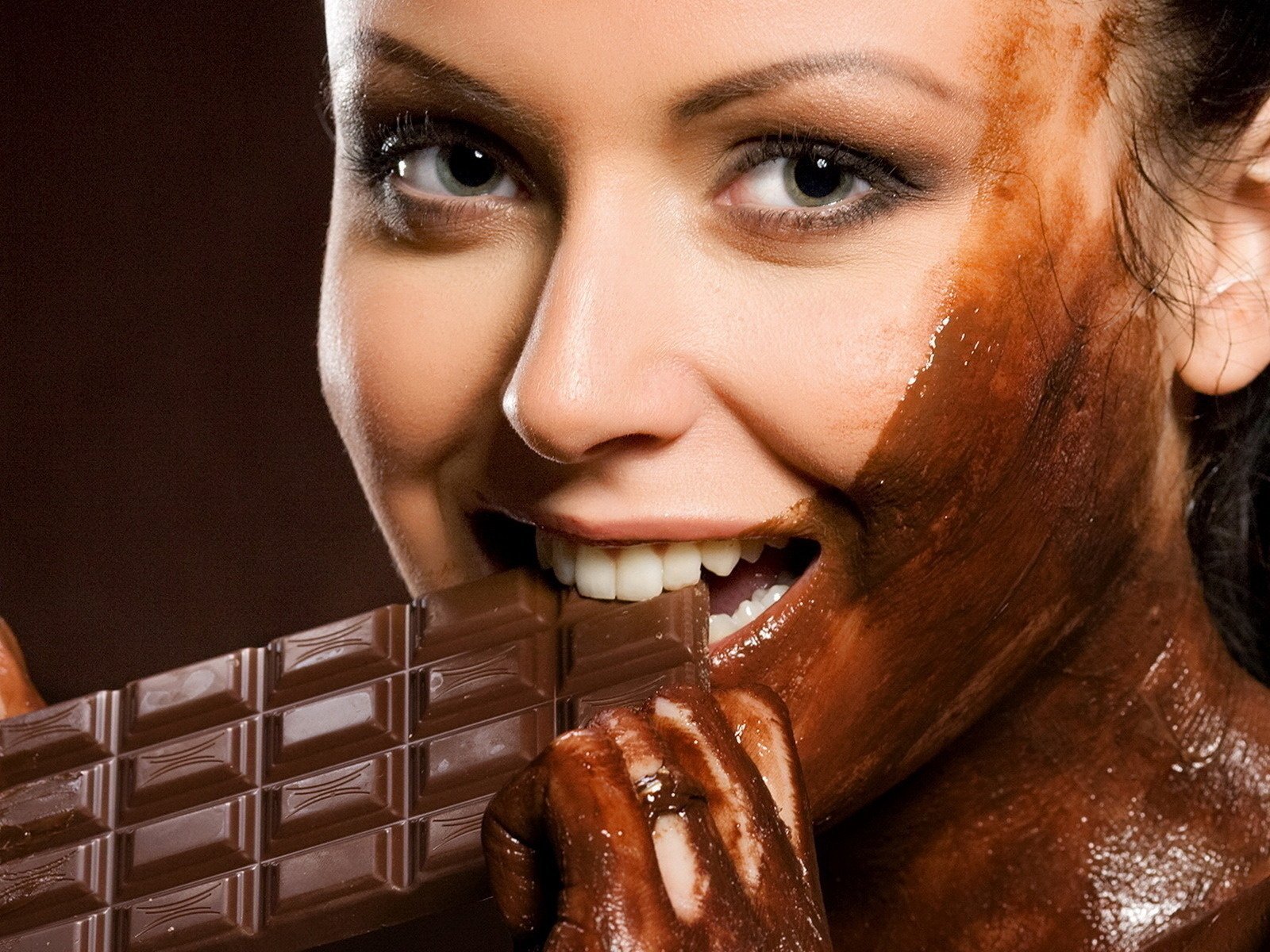 mädchen essen schokolade lächeln porträt blick augen gesicht frauen süßigkeiten