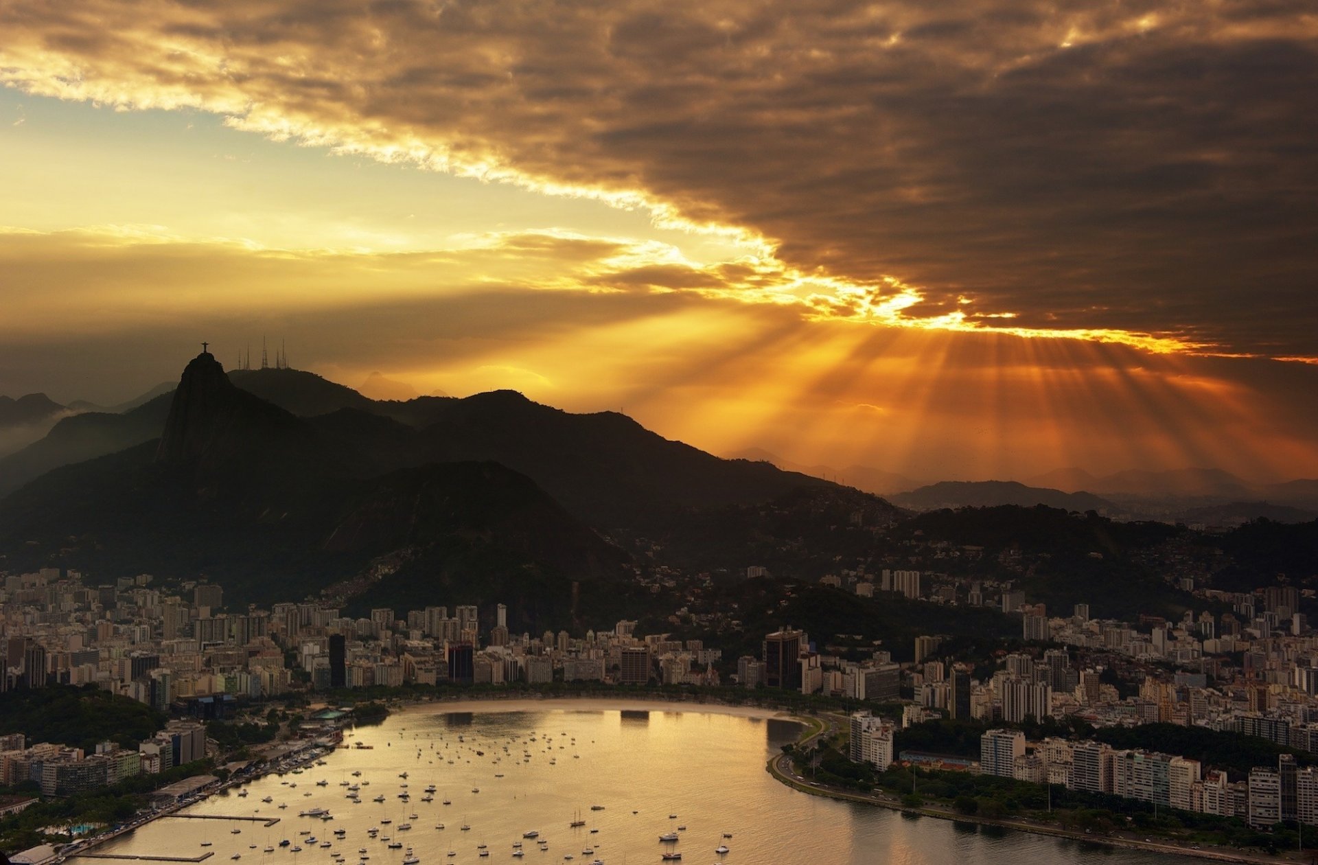 brazylia rio de janeiro zachód słońca niebo chmury drapacze chmur ocean łodzie miasta noc