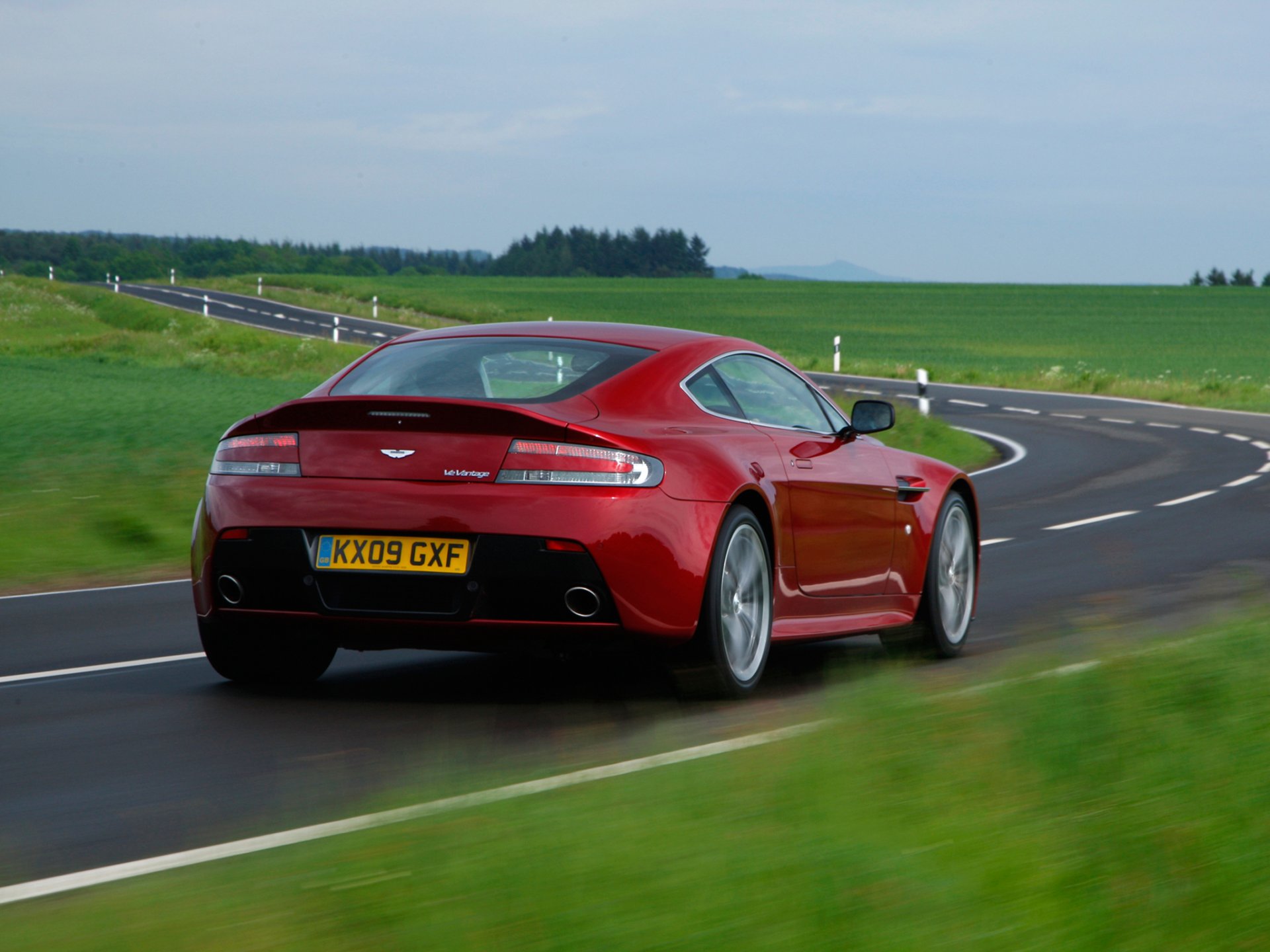 aston martin v12 vantage tył droga auto tapety na pulpit