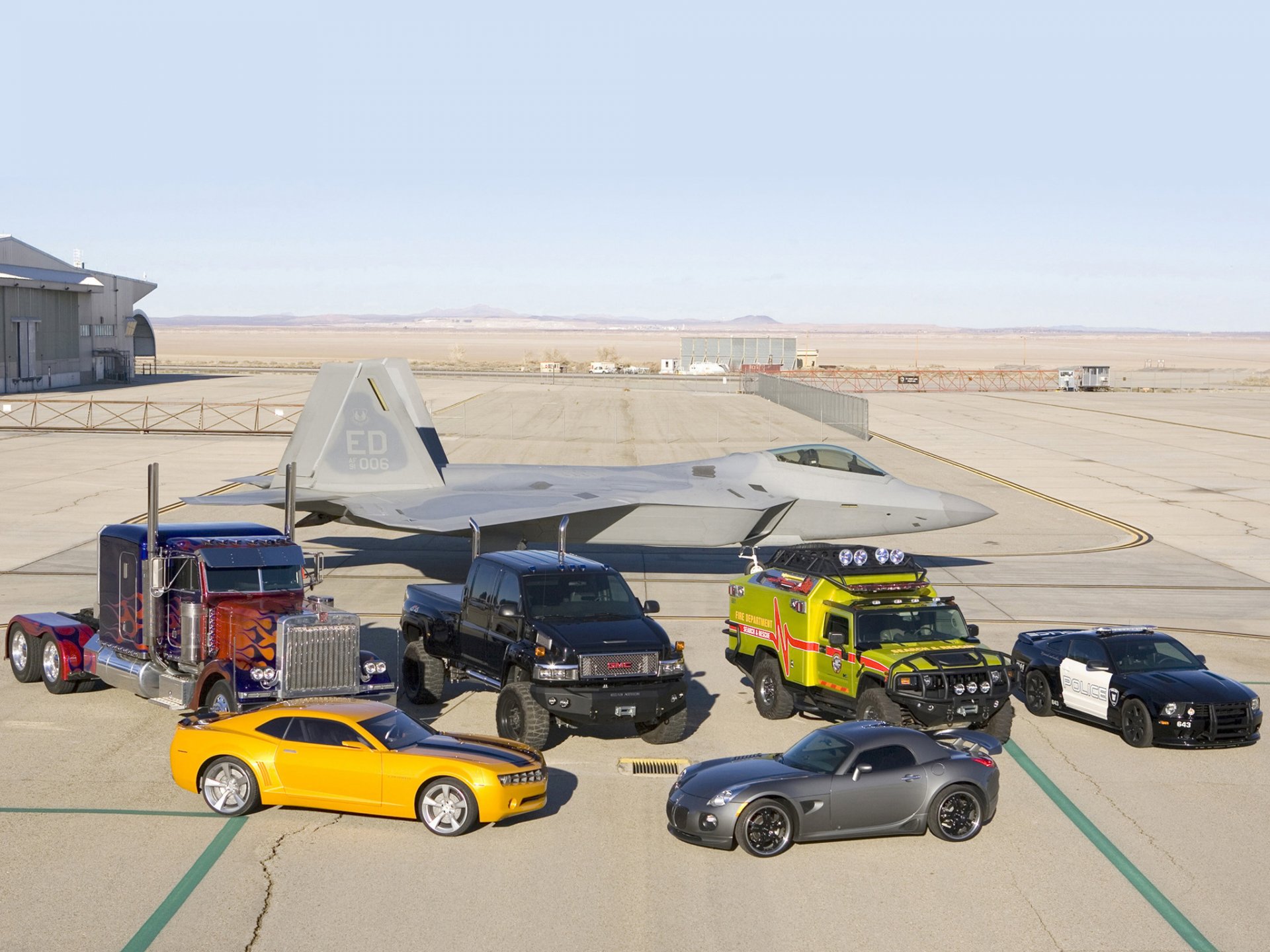 coches trasformadores muchos coches diferentes modelos juntos aeródromo estacionamiento estacionamiento coches avión cielo horizonte vista aviación militar transporte equipo militar vehículos de motor