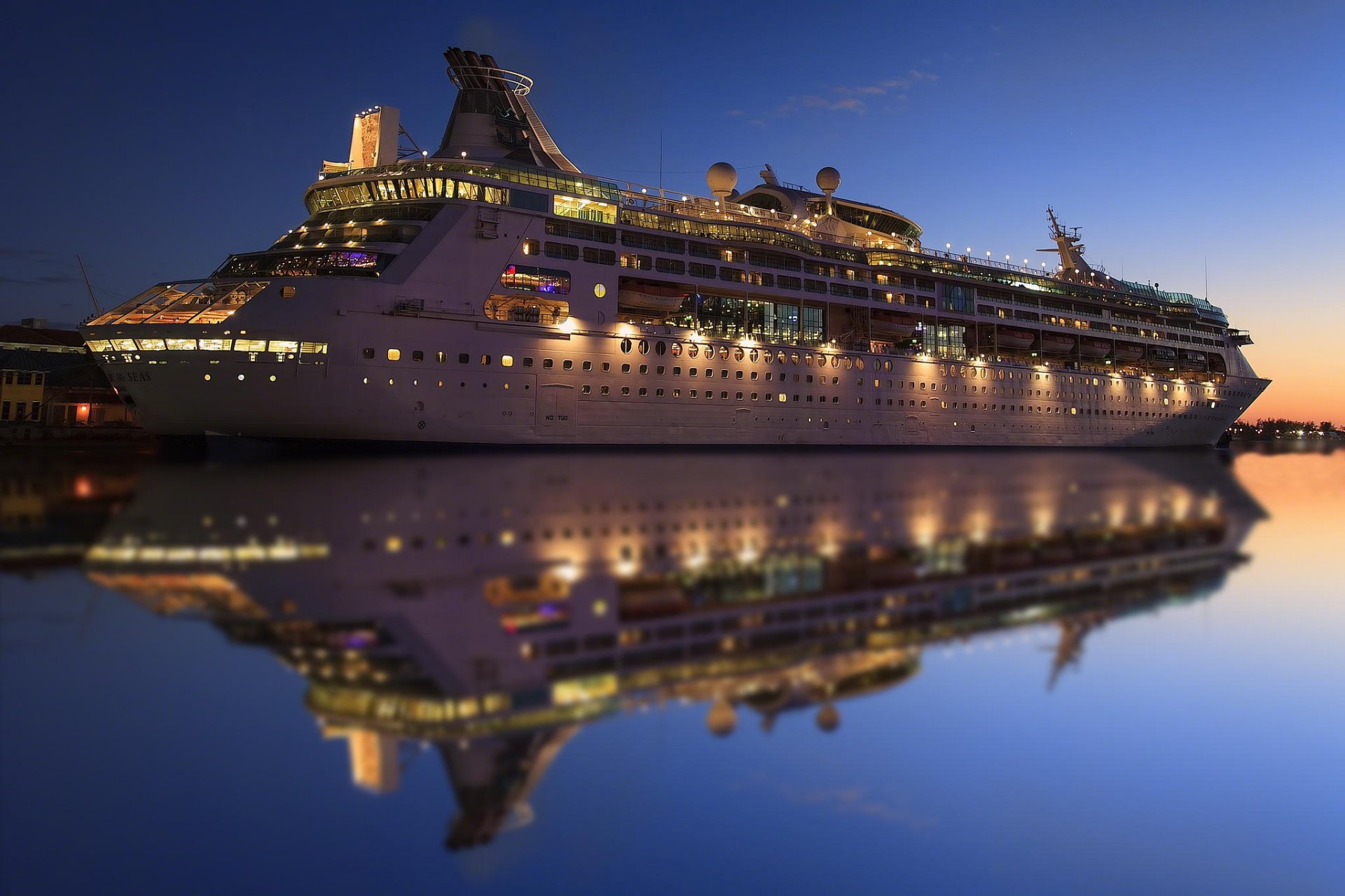 liner kreuzfahrtschiff abend lichter reflexion wasser