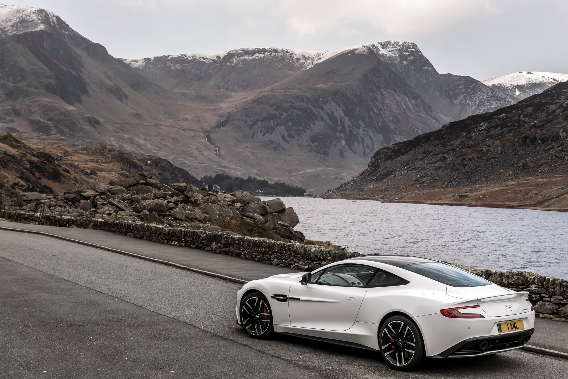 2014 aston martin vanquish carbon white UK-spec aston martin vanquish