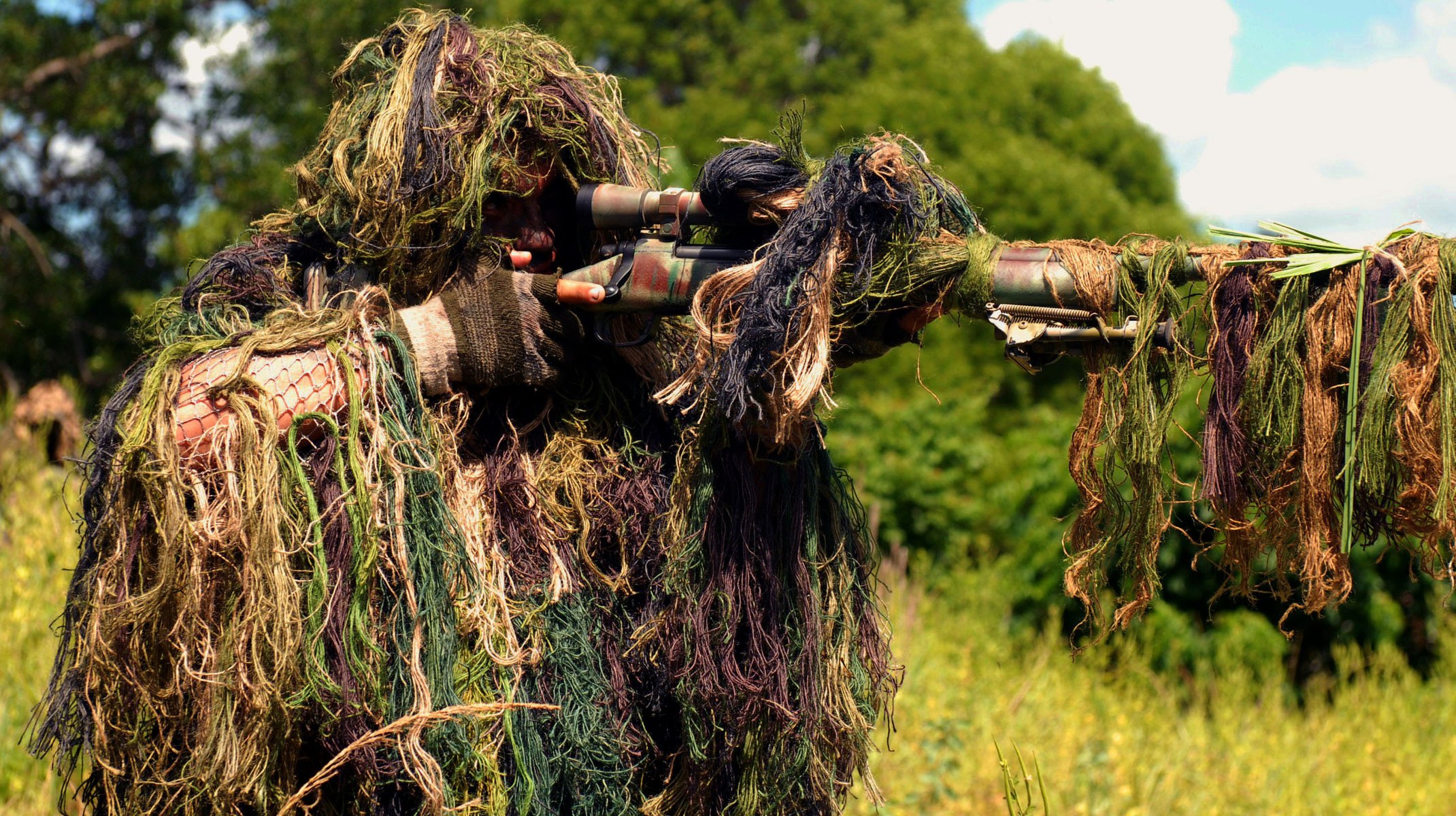 cecchino tiro a segno soldato fucile camuffamento tiro vista ottica foresta erba tiratore