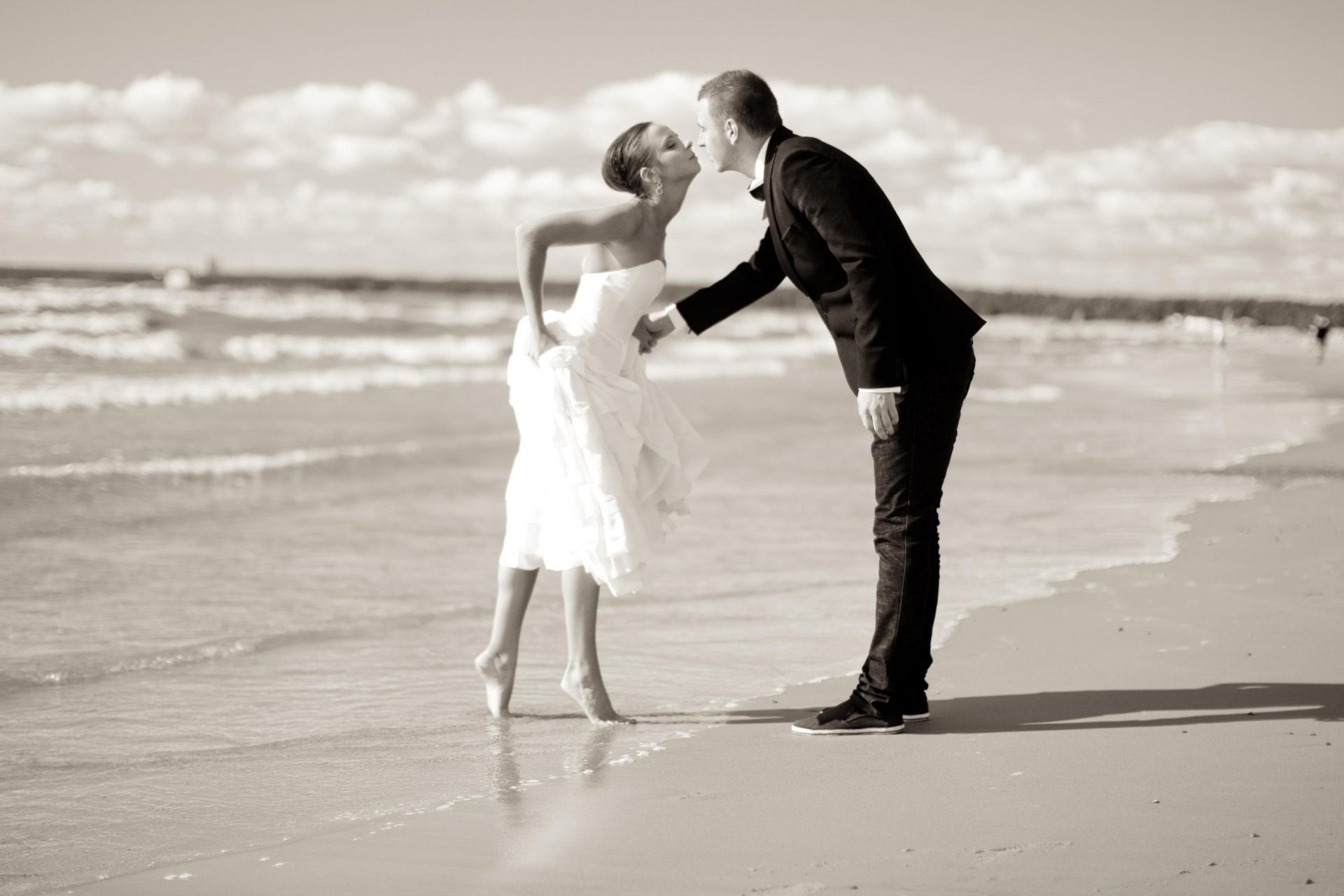 bacio mare ragazza ragazzo sabbia romanticismo tenerezza sentimenti amanti coppia amore appuntamento incontro uomini donne