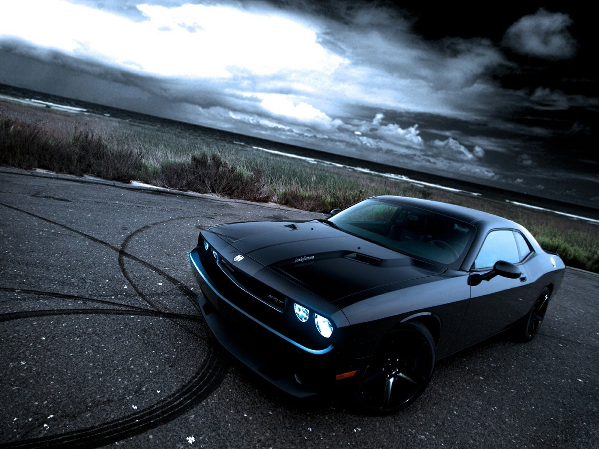 dodge pistas de neumáticos challenger negro deriva estilo potencia diseño faros carretera fondo nubes cielo nublado coche negro campo dodge coche fresco hierba coches vehículos coche vehículos