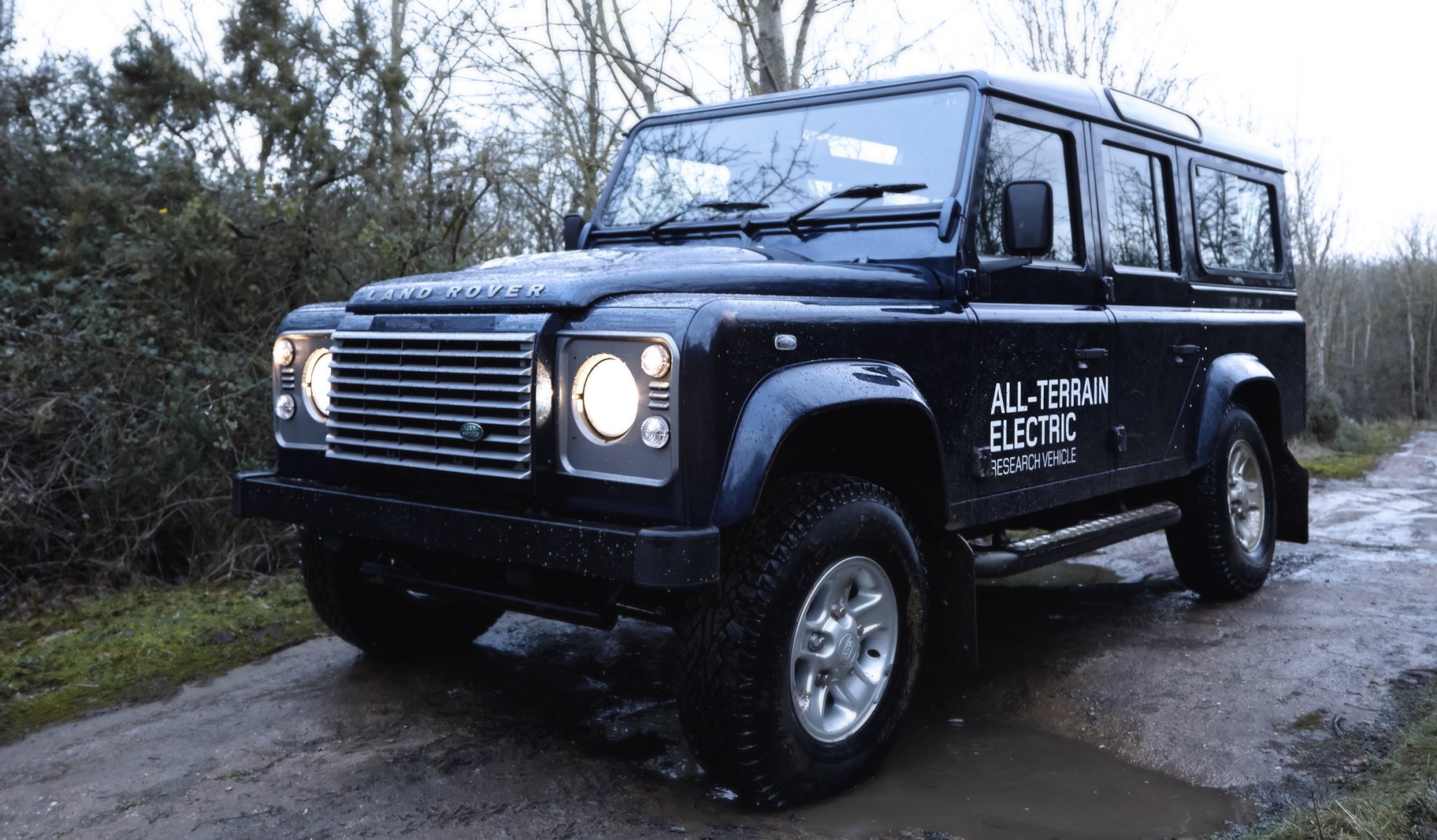 land rover defender suv auto samochód błoto pochmurno reflektory