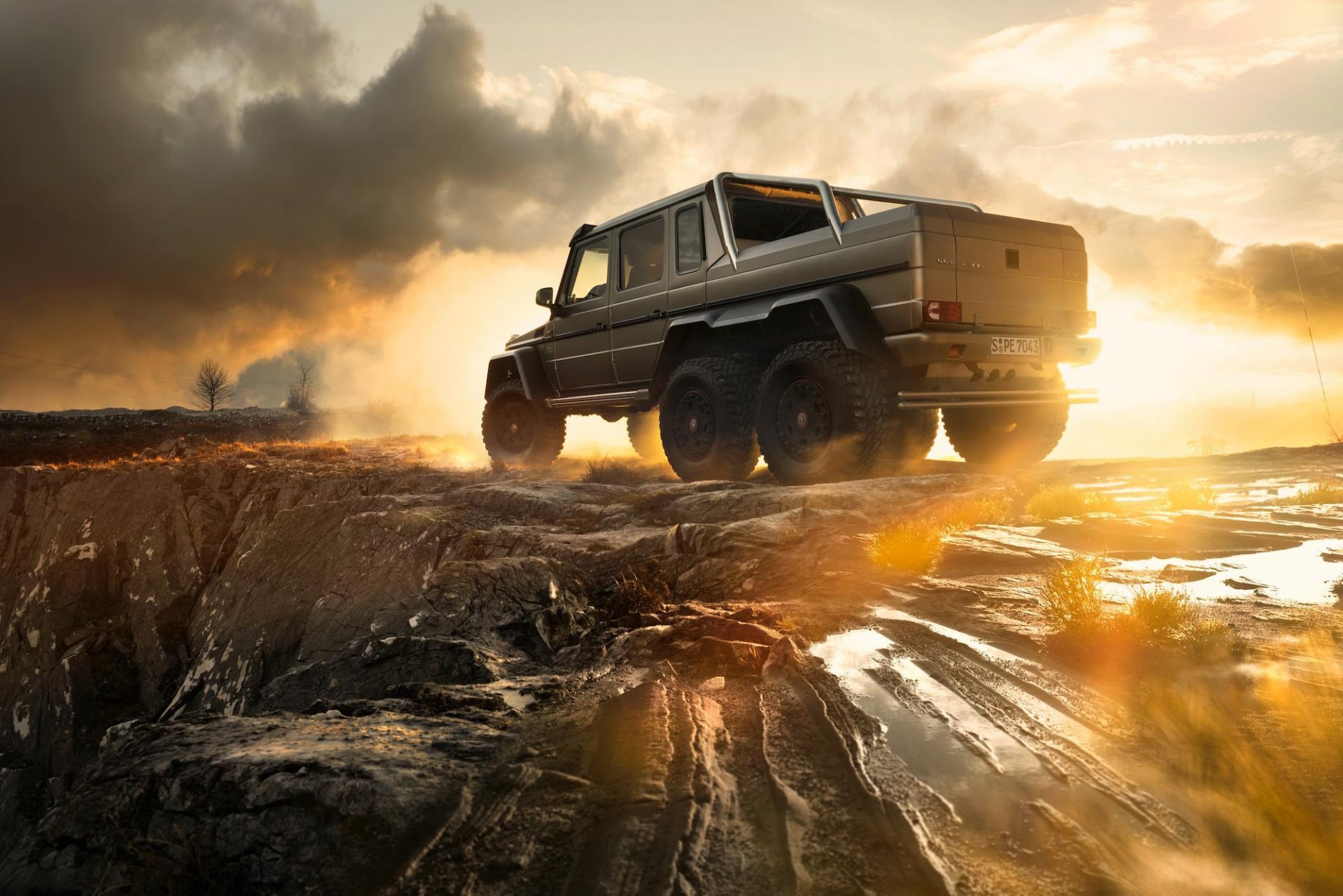 mercedes-benz g63 6x6 amg trasero puesta de sol humo luz cielo off-road